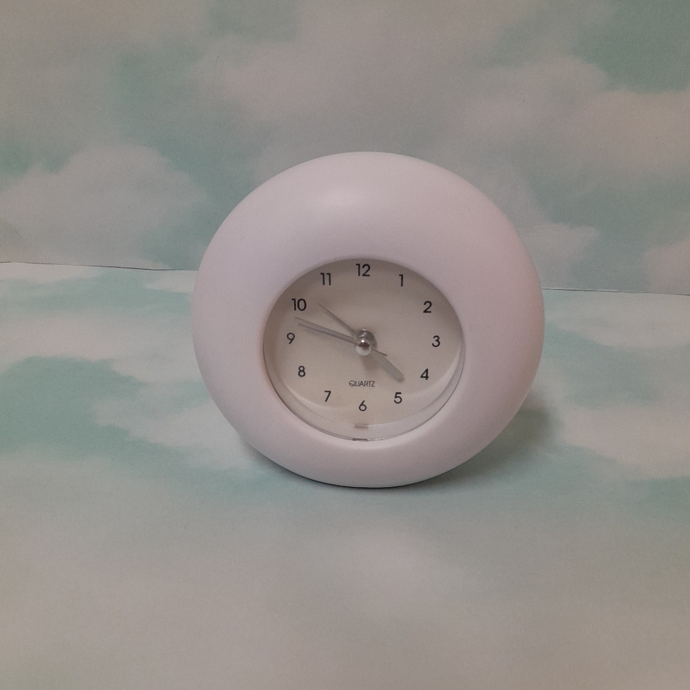 Beautiful White Quartz Travel Clock NWT Size: OS  Quartz